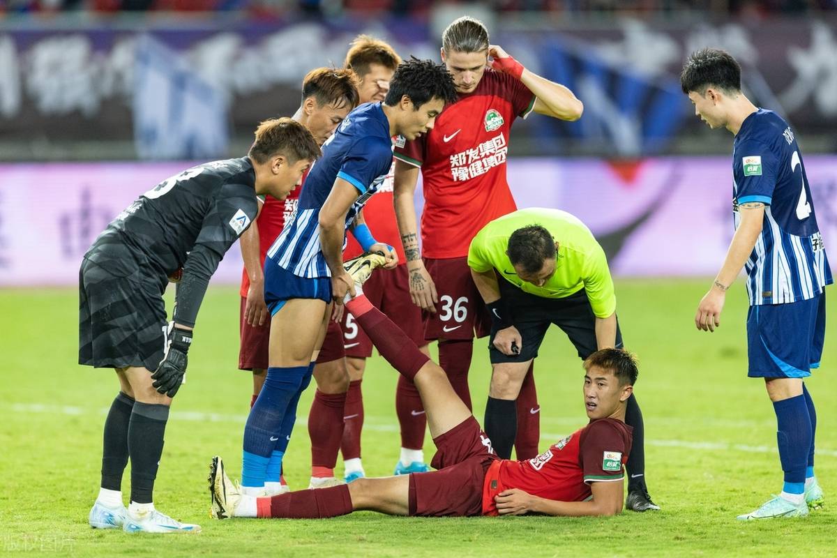 中超赛程吃紧；山东泰山关键时刻战术微调；赛场秩序良好；控场能力受关注(今日中超赛场)